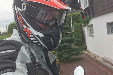 Motorradfahrer mit OM3u am Helm